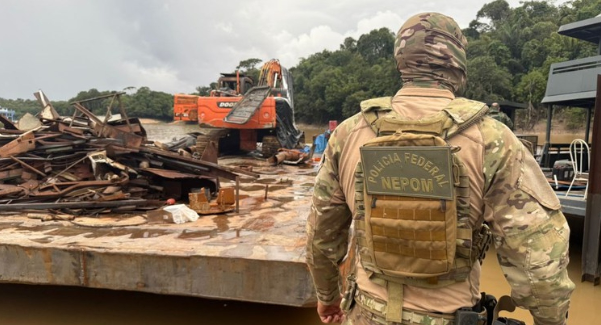 PF encontra estaleiros clandestinos e apreende dragas do garimpo ilegal em Manaus