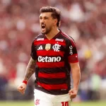 Arrascaeta leva o prêmio de craque do Brasileirão 2025