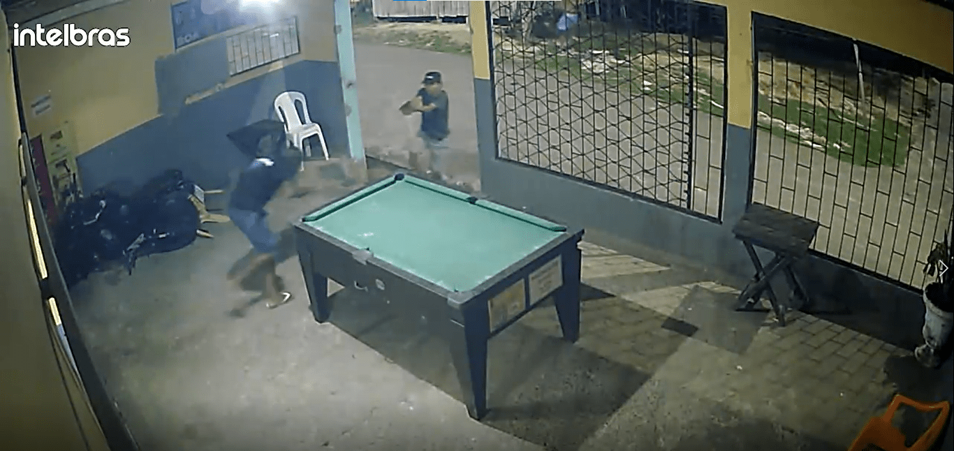 VÍDEO: Trio é alvo de ataque a tiros em frente a bar no Amazonas