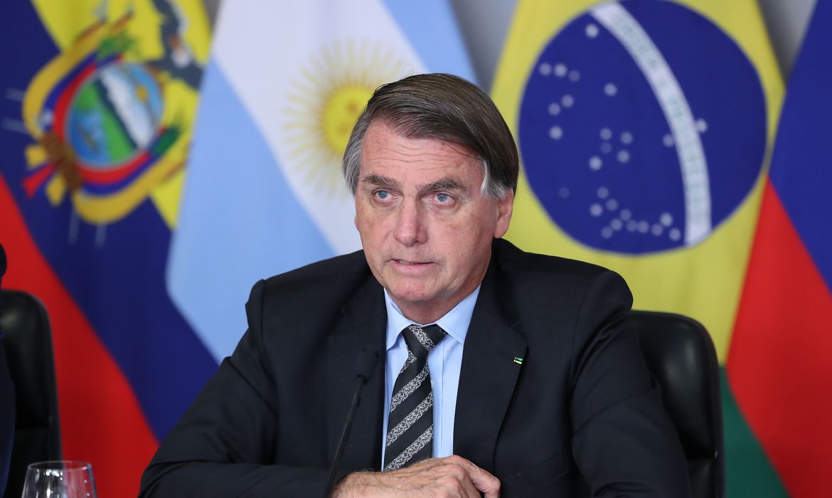 Bolsonaro inicia fisioterapia e toma remédio para prevenir trombose, diz boletim médico