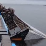 Carreta com pacotes de leite tomba de balsa no Rio Negro