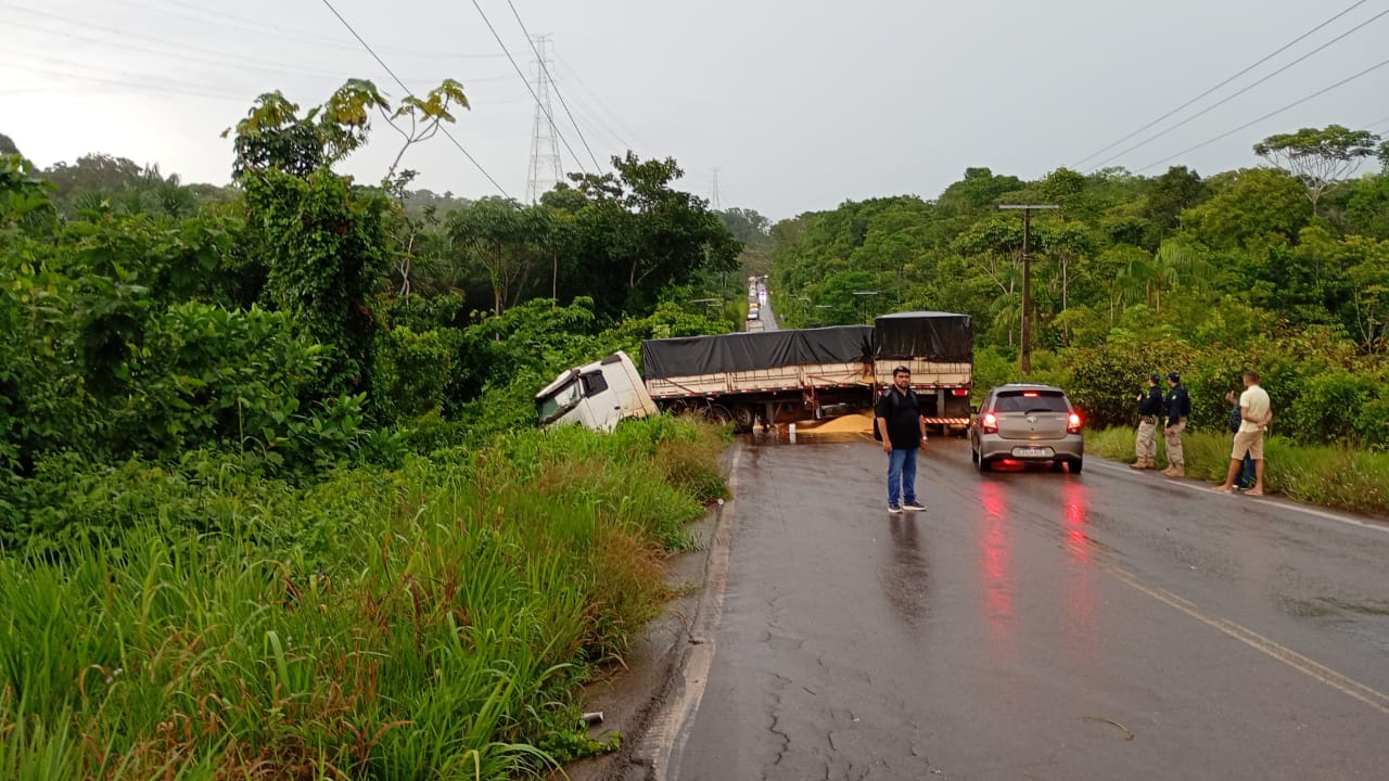 Caminhão fica atravessado na BR-174 e deixa motoristas presos em fila quilométrica