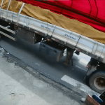 VÍDEO: Idoso escapa de ter perna esmagada após atropelamento por carreta em Manaus