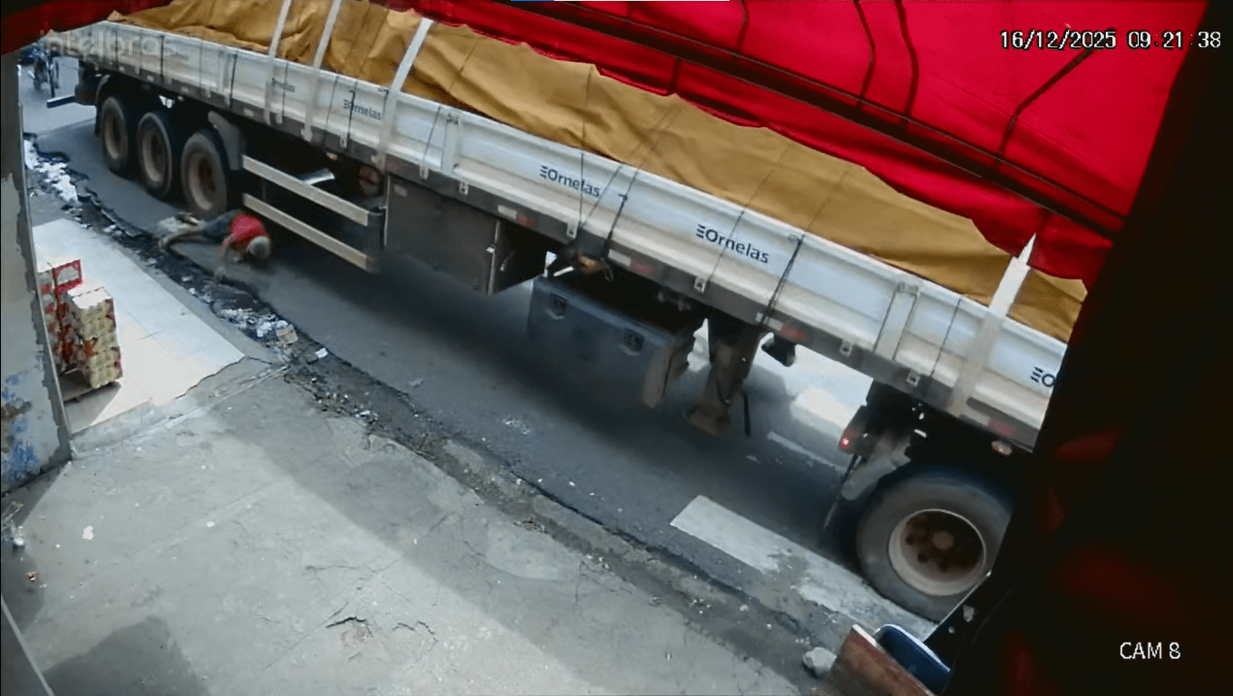 VÍDEO: Idoso escapa de ter perna esmagada após atropelamento por carreta em Manaus