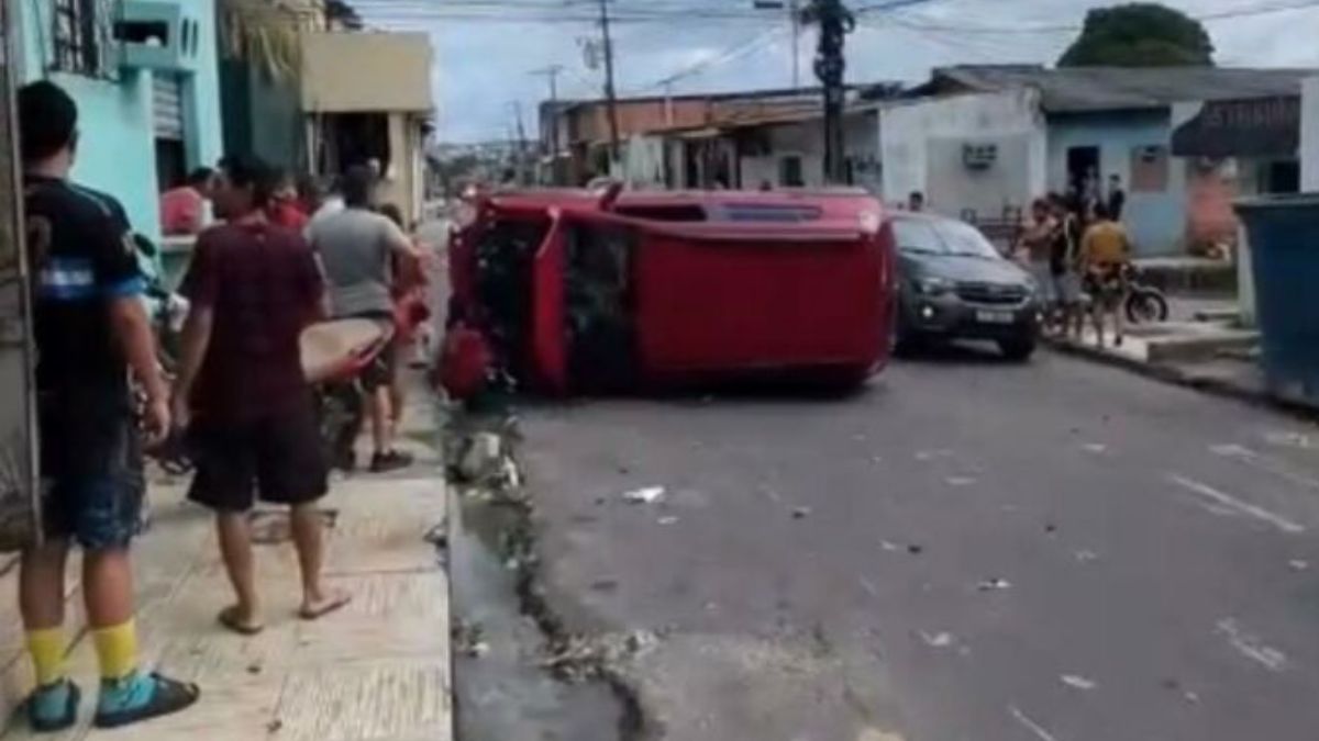 VÍDEO: Carro tomba após bater em motocicleta na Zona Norte de Manaus