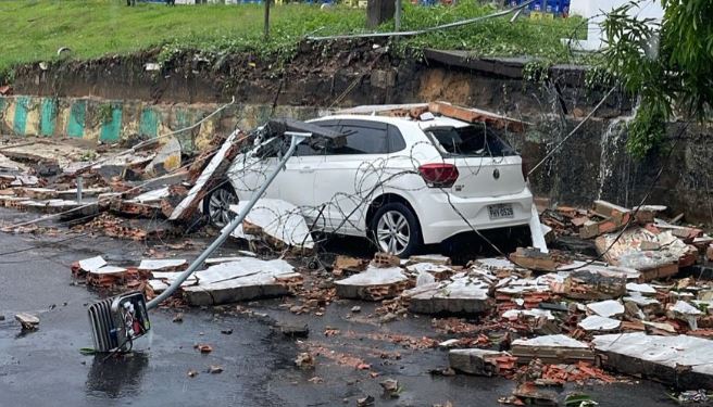 Muro desaba e atinge carro durante chuva forte na Alvorada
