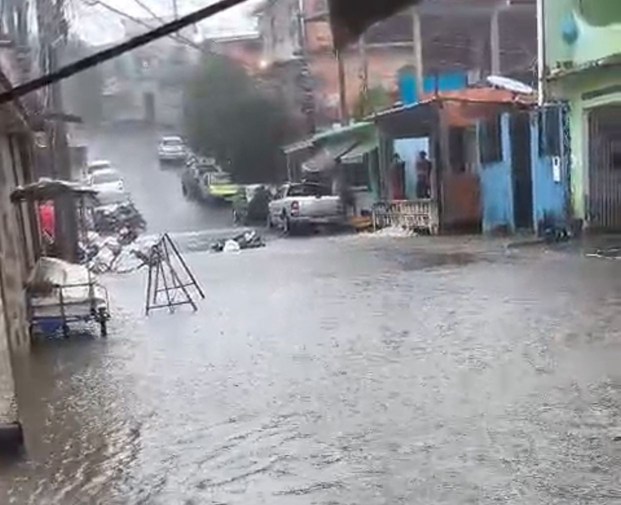 VÍDEOS: Forte chuva alaga ruas e causa transtornos em vários bairros de Manaus