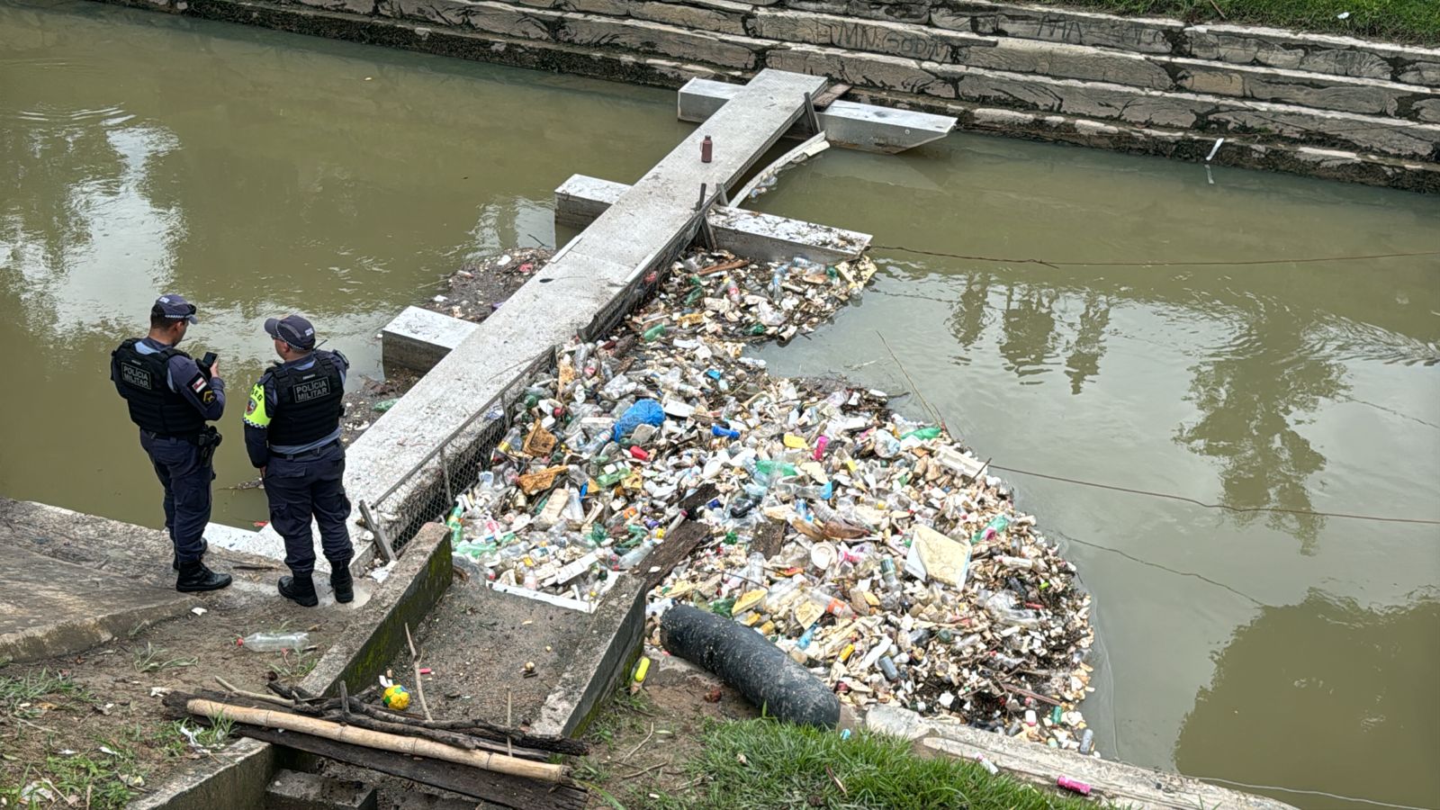 Corpo aparece em ecobarreira no Alvorada e mobiliza polícia em Manaus