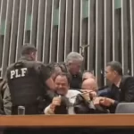 VÍDEO: Glauber Braga é retirado à força após ocupar cadeira da presidência da Câmara