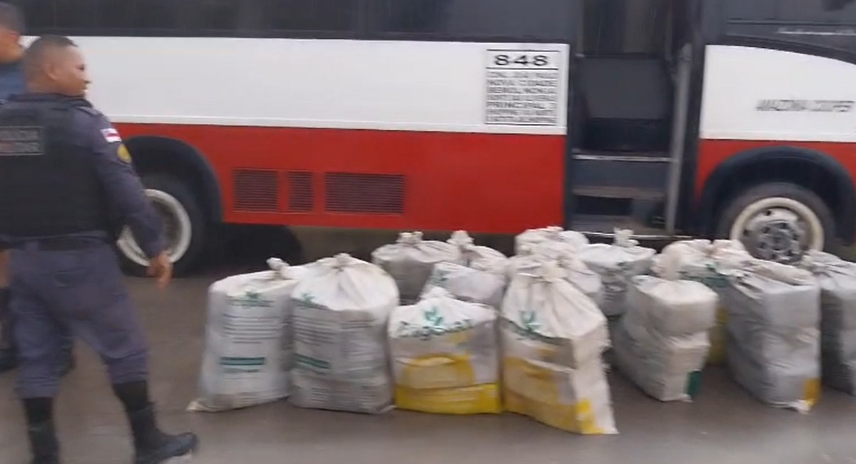 PM encontra micro-ônibus com duas toneladas de drogas no AM