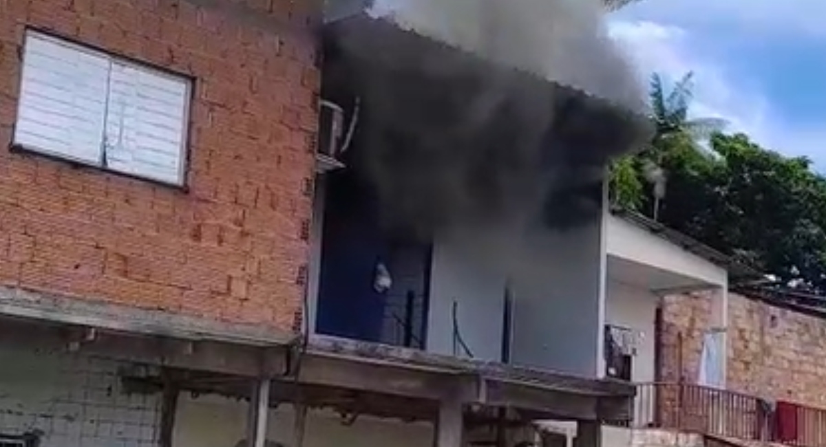 Fogo atinge casa na Zona Sul de Manaus e destrói todos os pertences