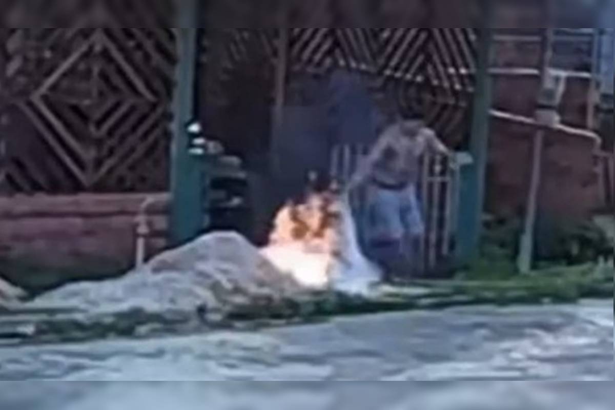 Pai ateia fogo na esposa e filha após ataque por ciúmes