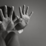 Homem é preso após estuprar e queimar ‘esposa adolescente’ com isqueiro no AM