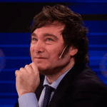 Milei compartilha imagem que mostra Brasil como favela e Argentina futurística