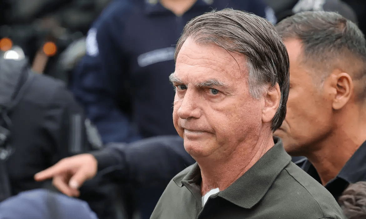 Bolsonaro apresenta hérnia inguinal e precisa de cirurgia, diz PF
