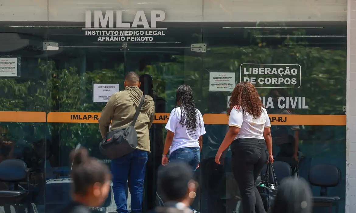 Polícia do RJ deflagra ofensiva contra finanças do CV