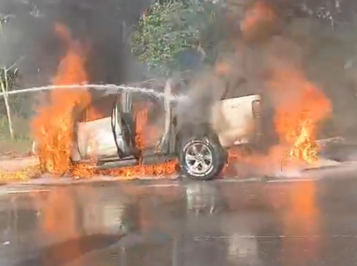 VÍDEO: Picape é destruída por incêndio em avenida de Manaus