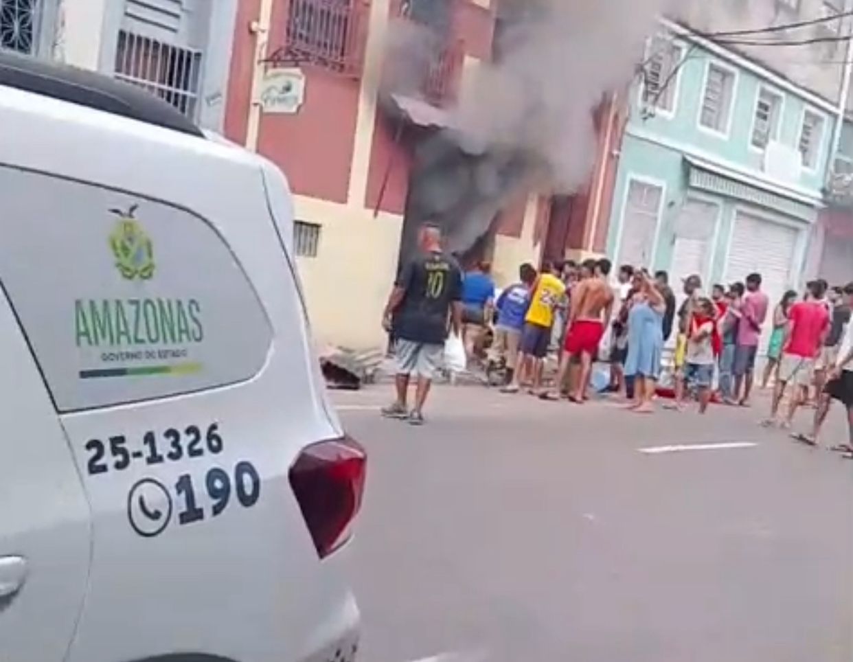 VÍDEO: Incêndio atinge estabelecimento no Centro de Manaus e levanta suspeita de crime