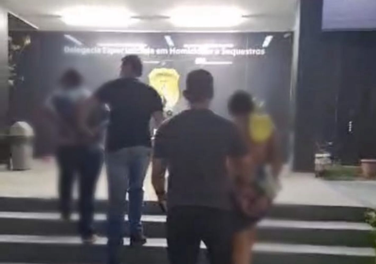 Irmãos são presos acusados de matar homem a facadas após discussão na Compensa