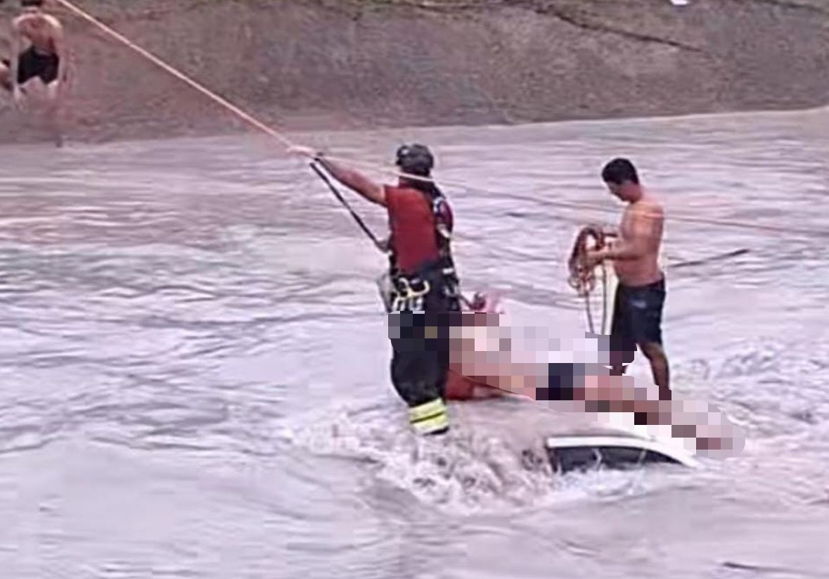 VÍDEO: Carro cai em igarapé de Manaus e resgate de vítimas impressiona