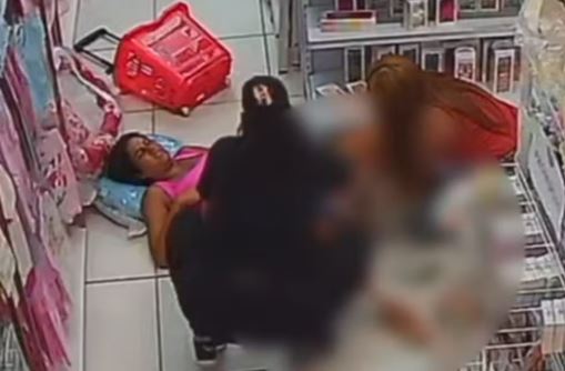 VEJA VÍDEO! Mãe dá à luz enquanto comprava enxoval de bebê