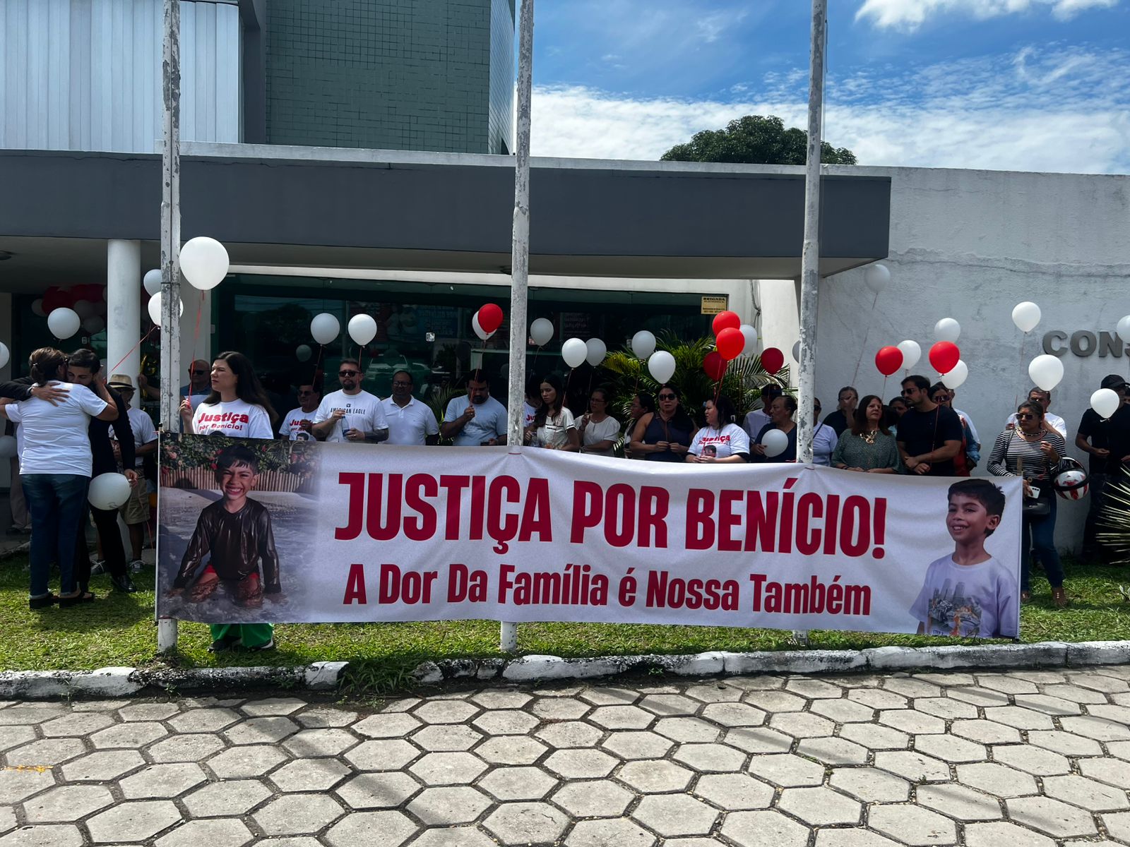Caso Benício: família protesta e aponta erro médico e ausência de farmacêutico no hospital
