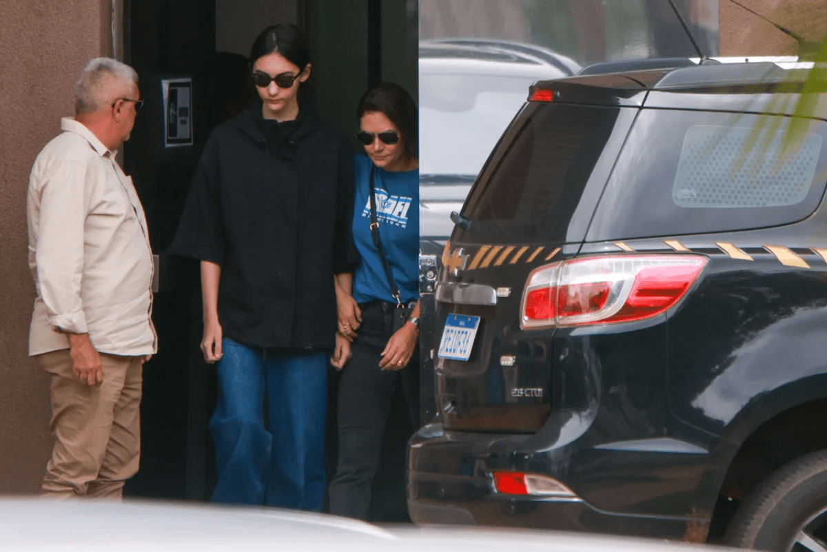 Michelle visita Bolsonaro na PF acompanhada da filha