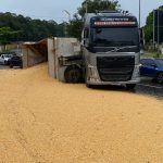 Carreta carregada de milho tomba na Av. do Turismo em Manaus