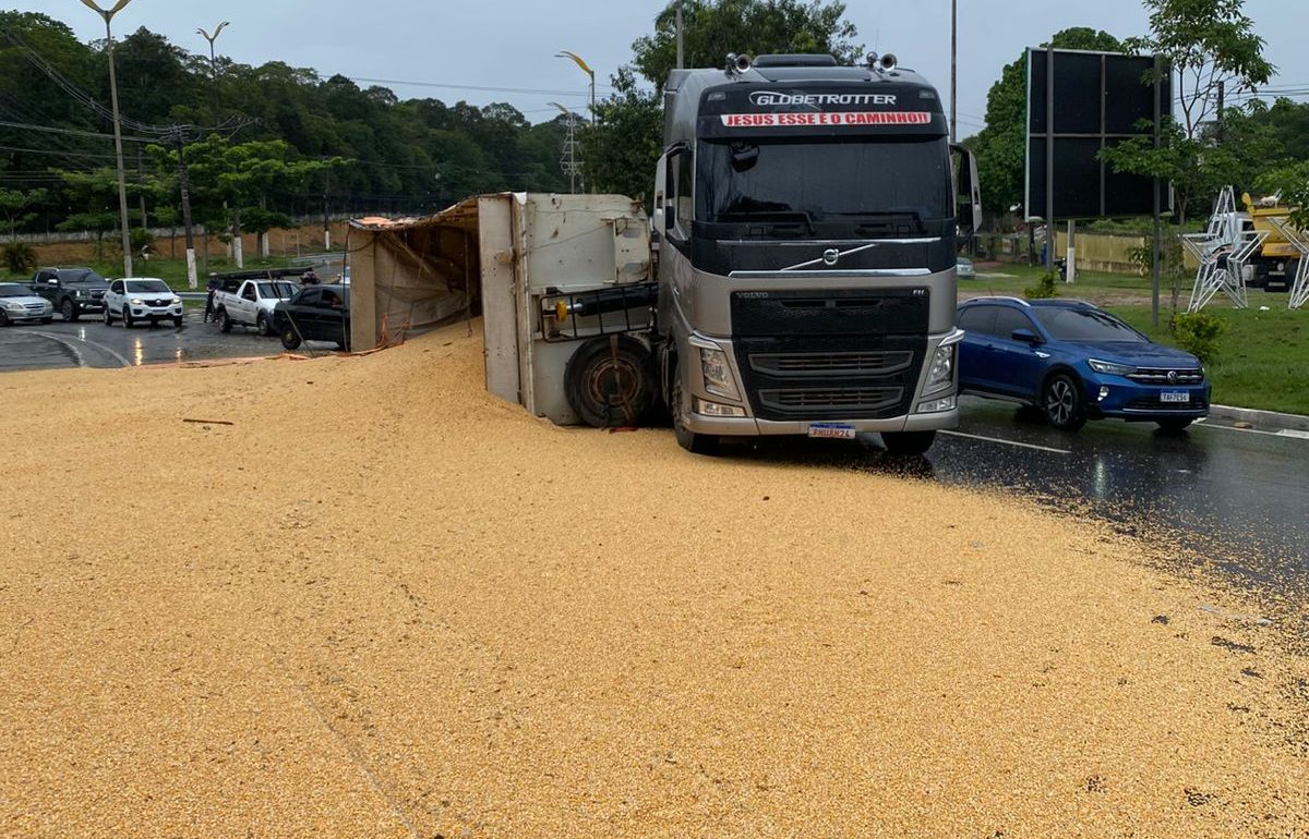 Carreta carregada de milho tomba na Av. do Turismo em Manaus