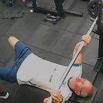 VÍDEO: Homem morre após ser atingido por barra de supino em academia