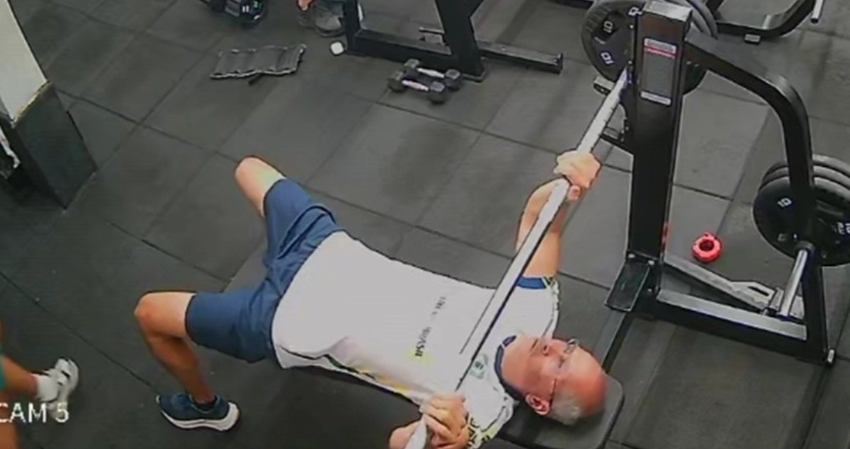 VÍDEO: Homem morre após ser atingido por barra de supino em academia