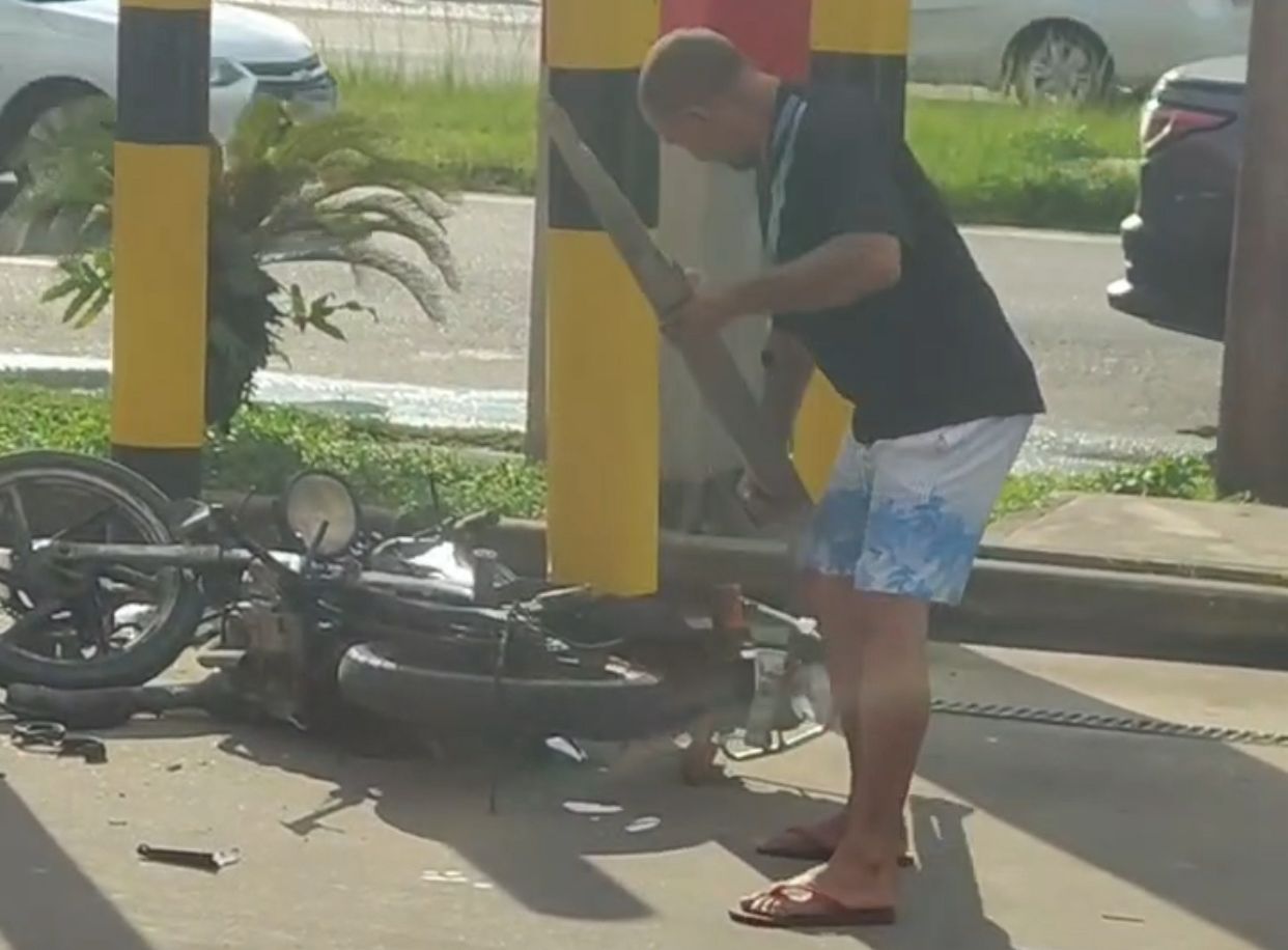 VÍDEO: Homem quebra a própria moto após apreensão na Torquato Tapajós, em Manaus