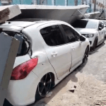 VÍDEO: Muro desaba após forte chuva e destrói carros na Zona Sul de Manaus