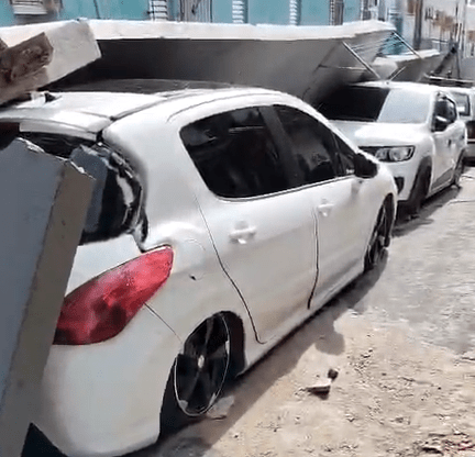 VÍDEO: Muro desaba após forte chuva e destrói carros na Zona Sul de Manaus