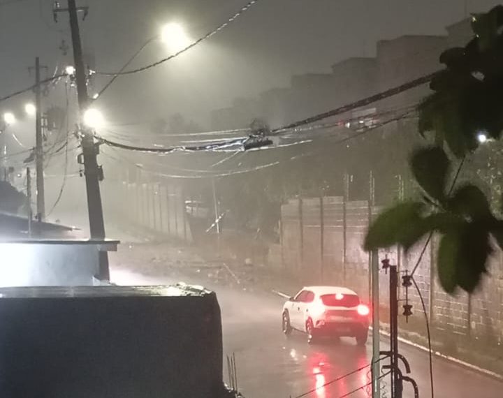 Temporal em Manaus derruba muro de condomínio e bloqueia parte de rua