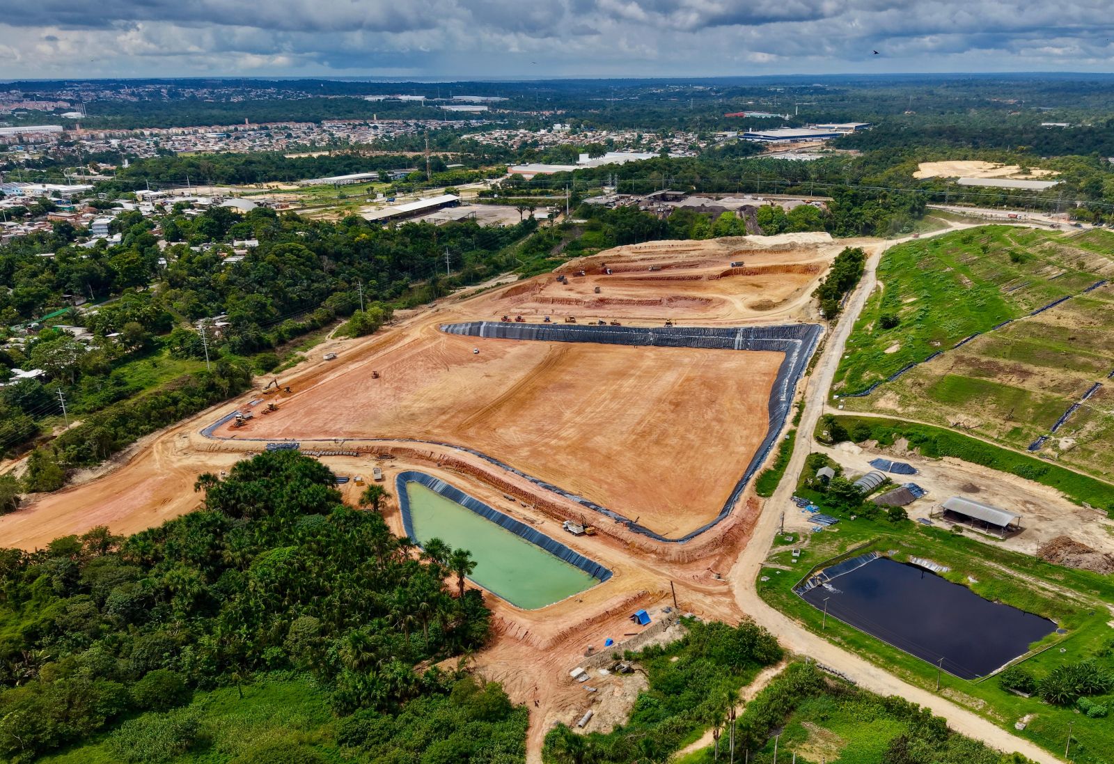Novo aterro sanitário de Manaus atinge 75% e entra em operação em 2026