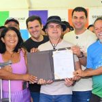 David Almeida assina ordem de serviço para pavimentação do ramal Água Branca 2