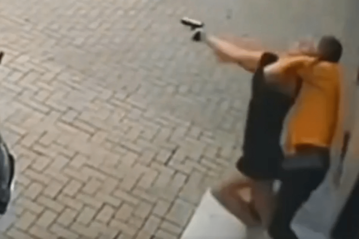 Mulher troca tiros com assaltantes ao reagir a roubo na porta de casa