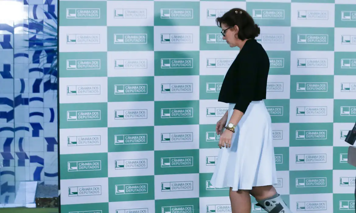 Cassação de Carla Zambelli é rejeitada pela Câmara