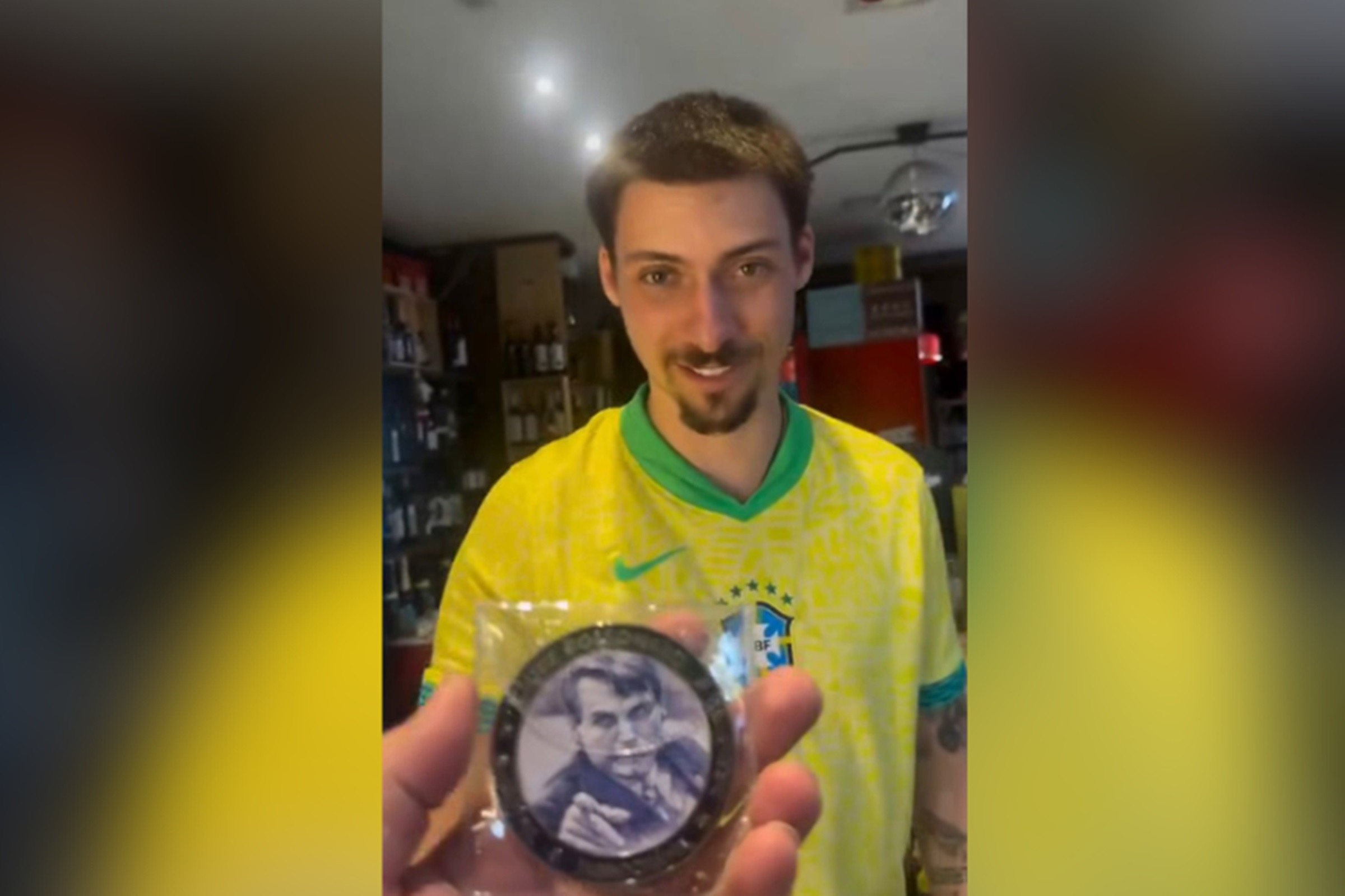 VÍDEO: Filho do Bolsonaro entrega medalha ‘imbrochável’ a comerciante