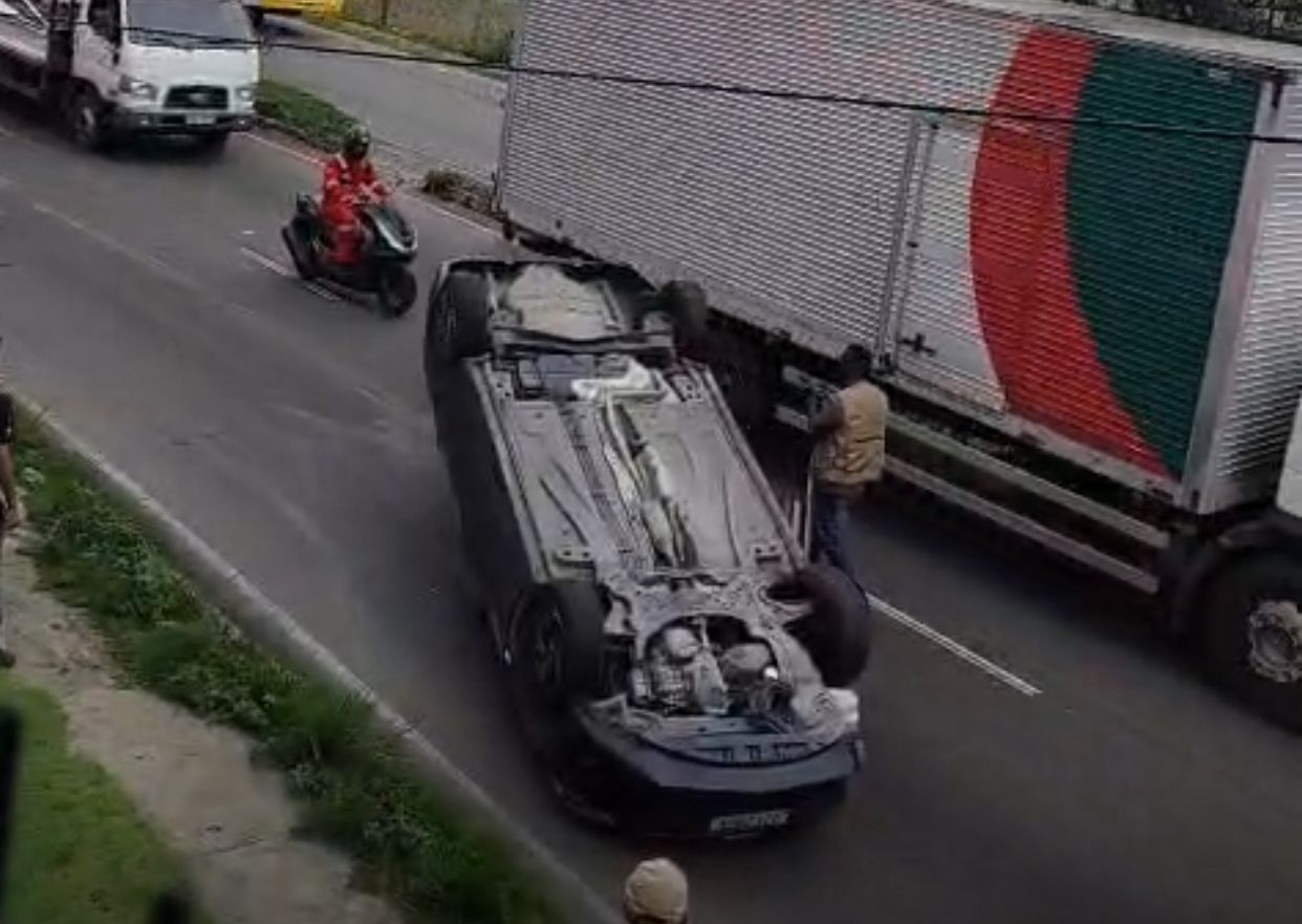 VÍDEO: Carro capota e causa congestionamento na avenida Rodrigo Otávio, em Manaus