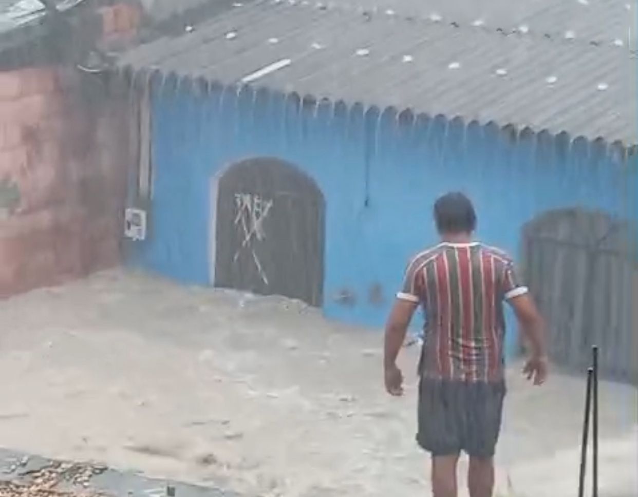 VÍDEOS: Chuva intensa alaga casa e causa transtornos em Manaus