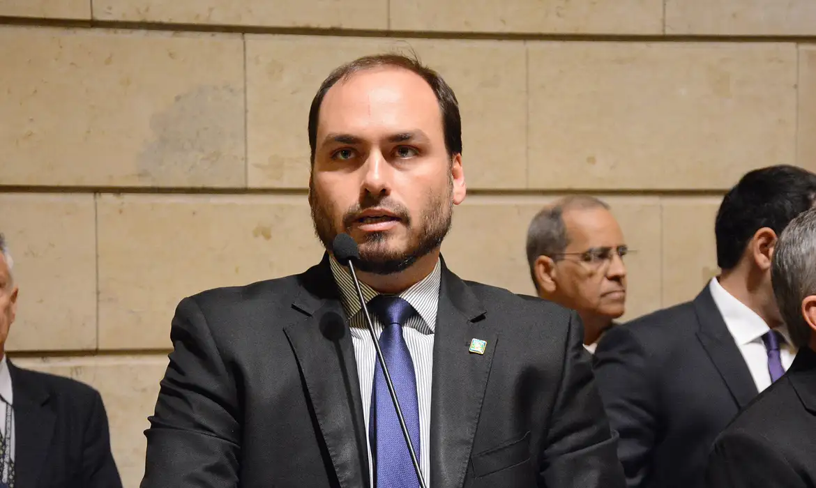 Carlos Bolsonaro diz que foi impedido de visitar o pai após cirurgia: ‘momento delicado’