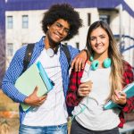 Endividamento faz 66% dos universitários abrirem mão de itens básicos, diz Serasa