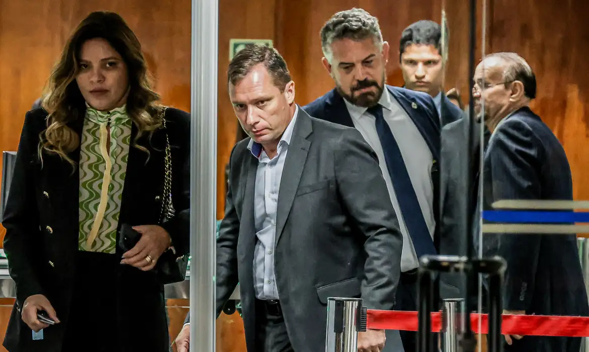 Mauro Cid, delator da trama golpista, vai para a reserva do Exército