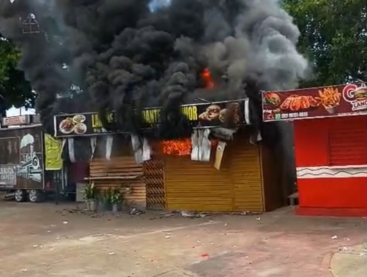 VÍDEO: Incêndio destrói box na orla do Amarelinho, em Manaus