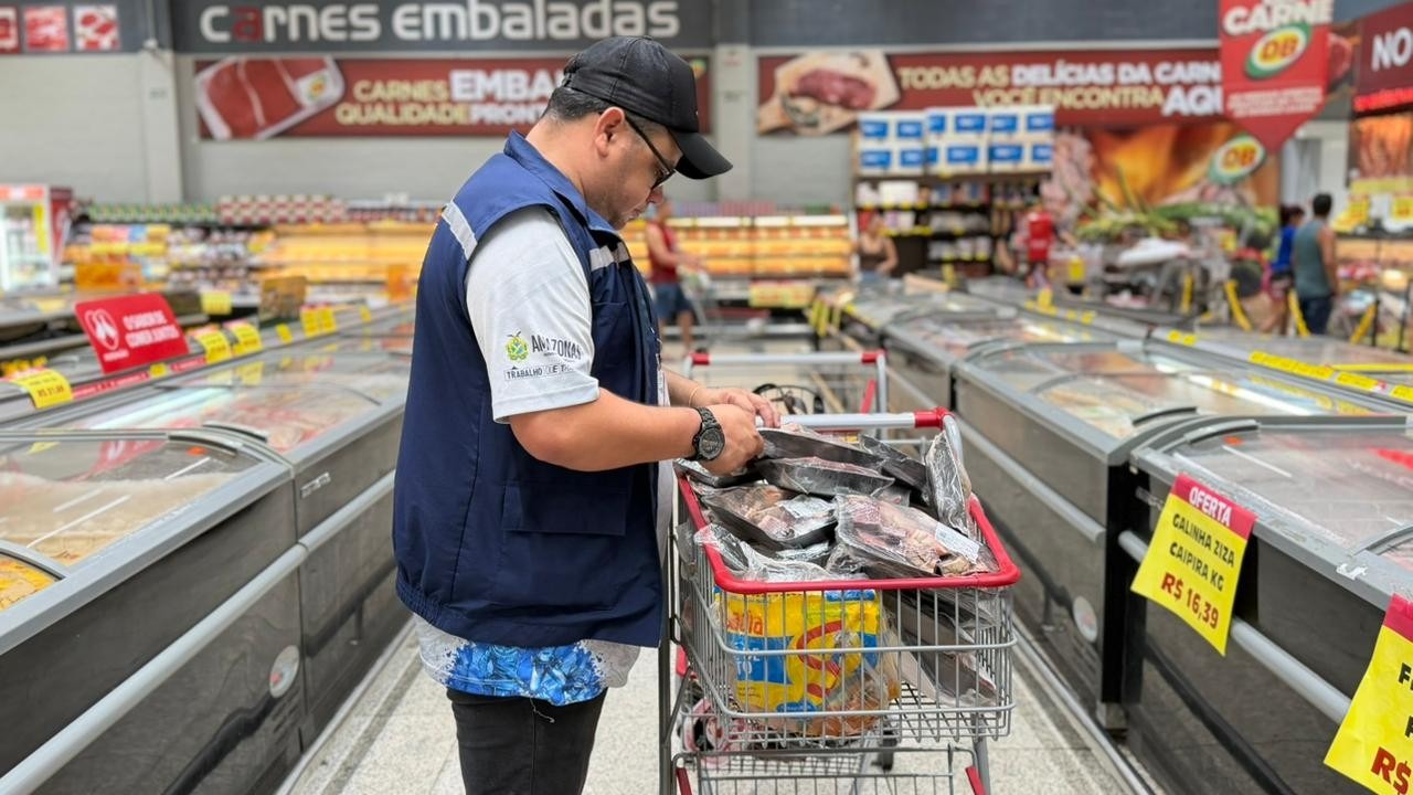 Supermercado DB é autuado por vender 80 kg de alimentos estragados em Manaus