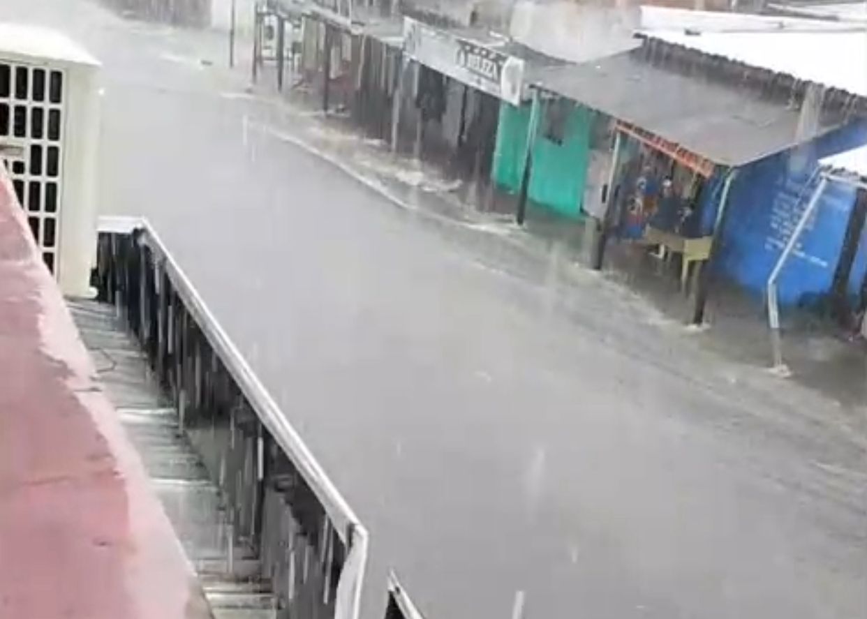 Defesa Civil atende 17 ocorrências de chuva e alerta para riscos em diversas zonas de Manaus