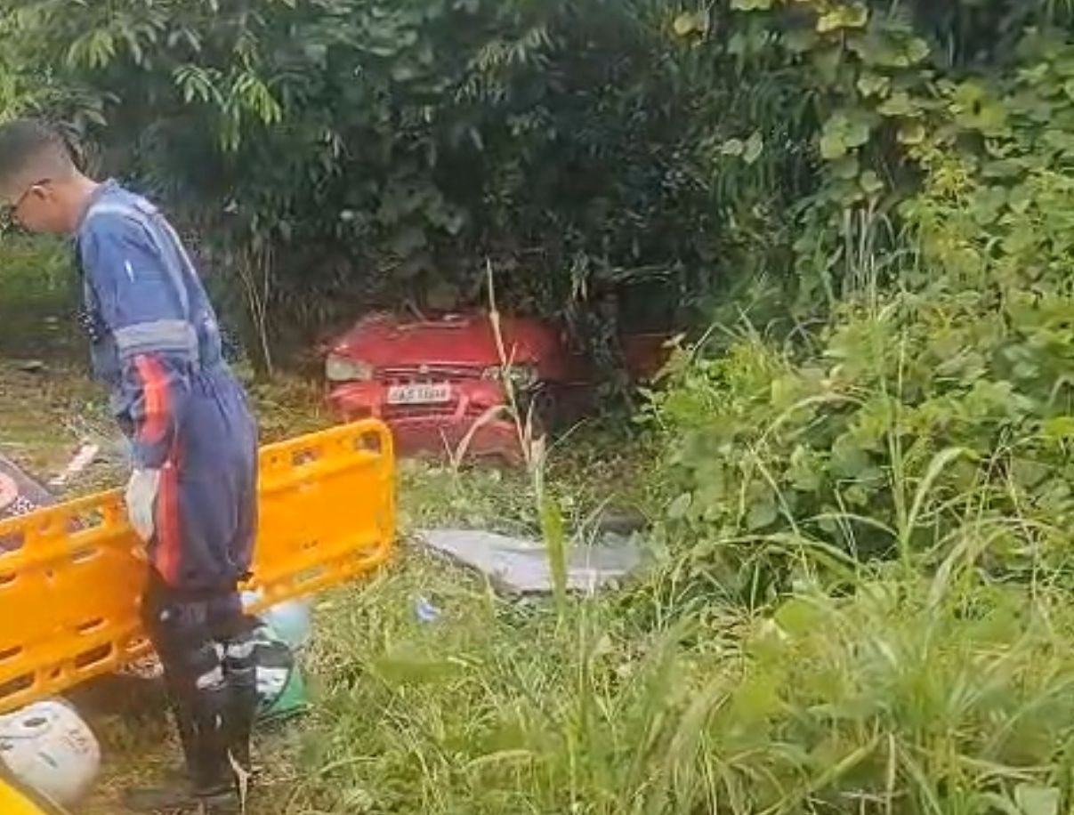 Carro capota em avenida de Manaus e motorista é detido por suspeita de embriaguez