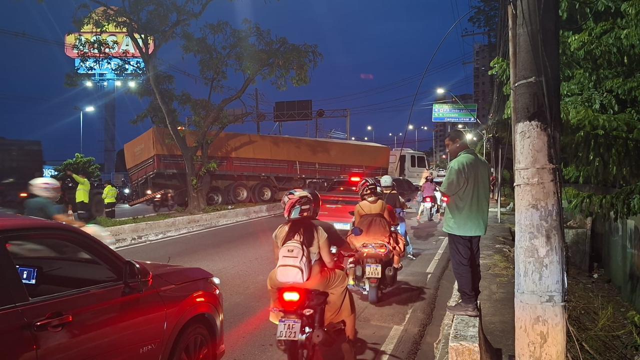 VÍDEO: Carreta perde freio, atinge veículos e trava trânsito em avenida de Manaus